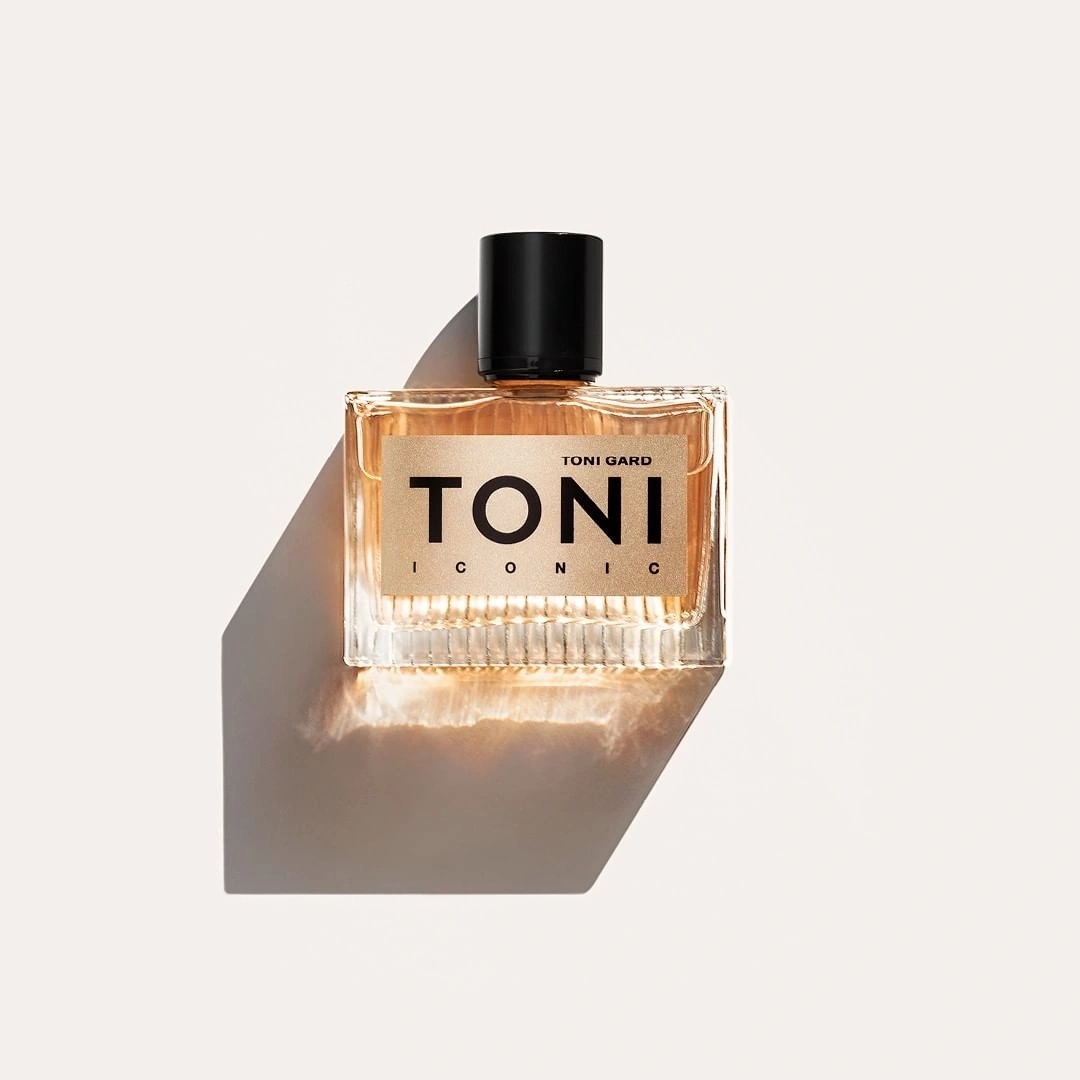 Toni Gard Iconic Parfümflasche auf hellem Hintergrund, Schatten