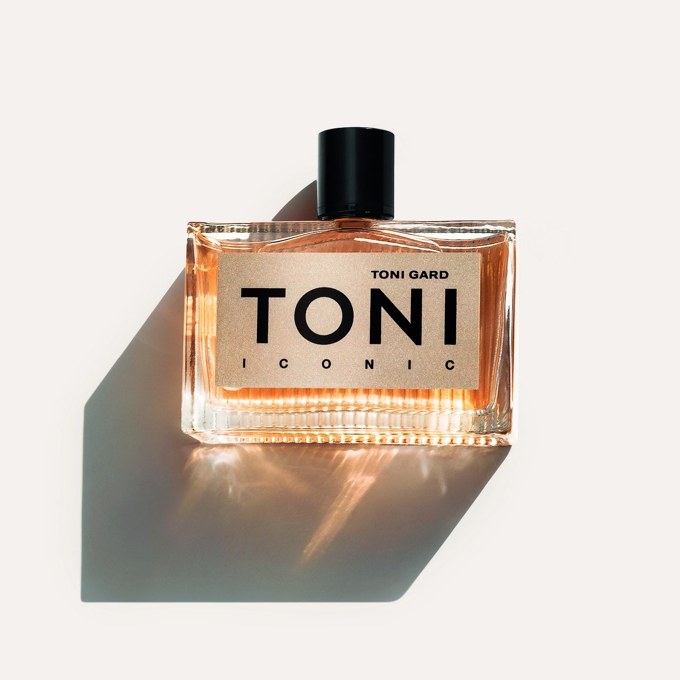 Parfümflasche mit dem Schriftzug TONI ICONIC, auf hellem Hintergrund