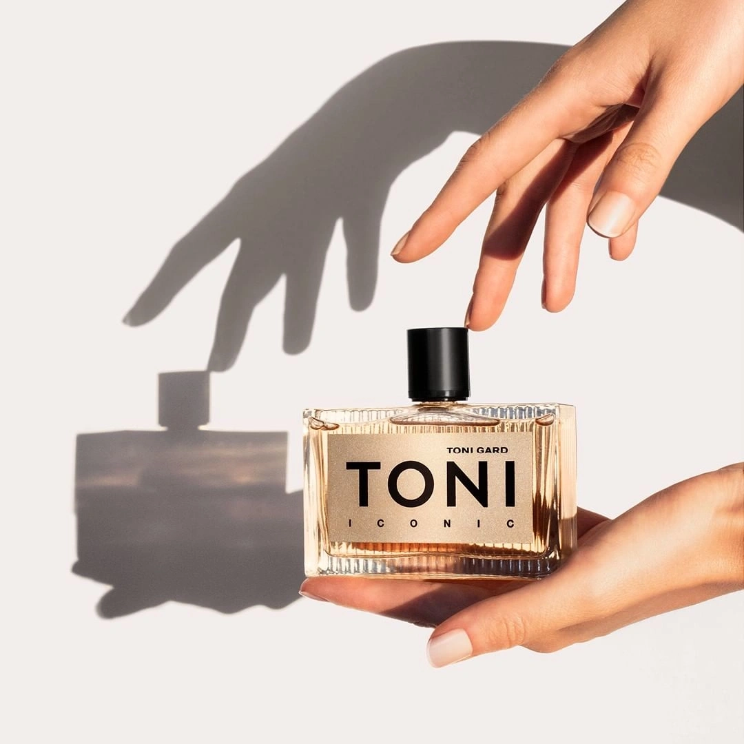 Parfümflasche mit Händen, Schatten, minimalistisch, elegant, hell, Produktfotografie