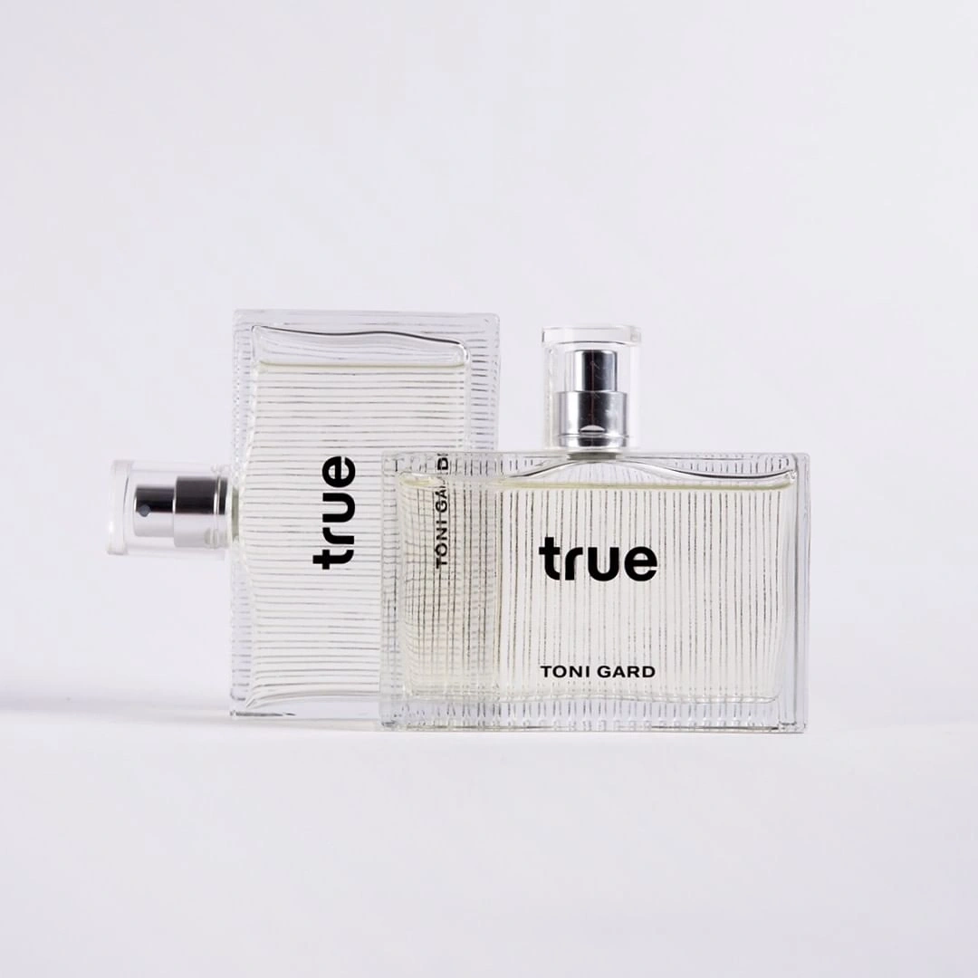 Zwei Parfümflaschen mit dem Wort 'true' und 'TONI GARD' auf weißem Hintergrund.