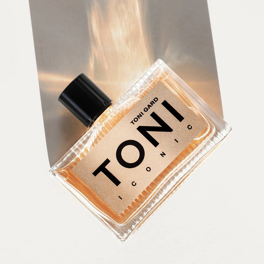 Parfümflasche von Toni Gard Iconic auf hellem Hintergrund mit Lichtreflexen