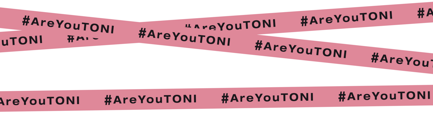 Rosa Bänder mit dem Text #AreYouTONI überkreuzen sich auf weißem Hintergrund.