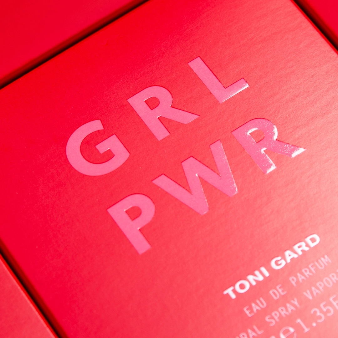 Rote Verpackung mit GRL PWR Schriftzug und Toni Gard Eau de Parfum.