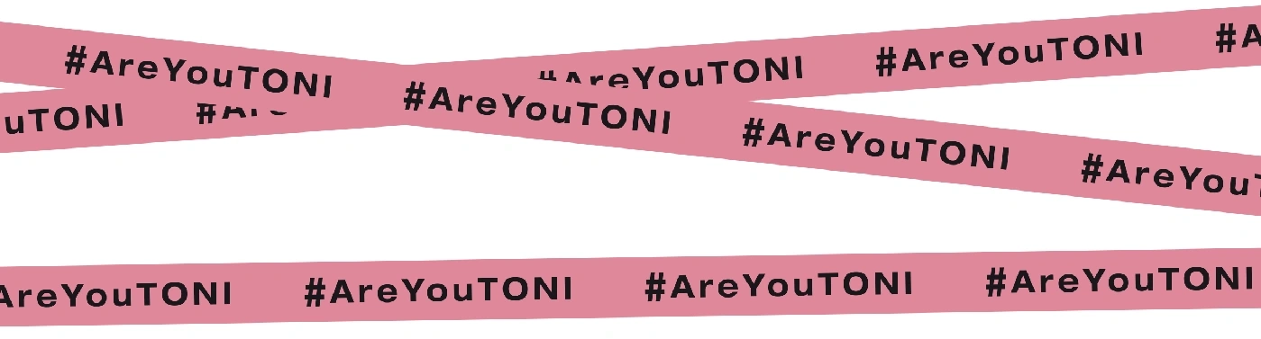 Rosa Bänder mit dem Text #AreYouTONI überkreuzen sich auf weißem Hintergrund.