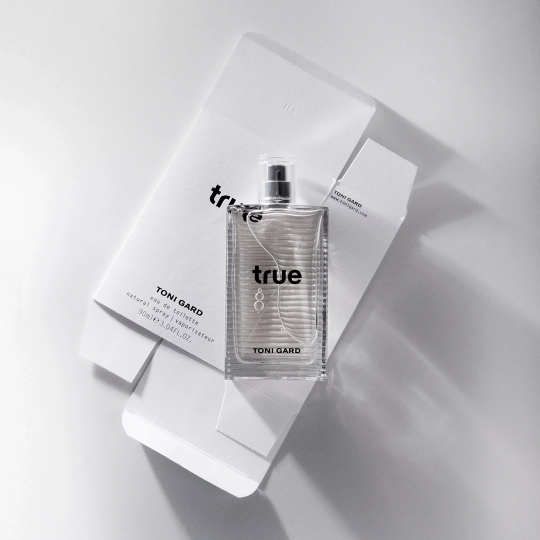 Parfümflasche 'True' von Toni Gard, in einer weißen Verpackung, Nahaufnahme.