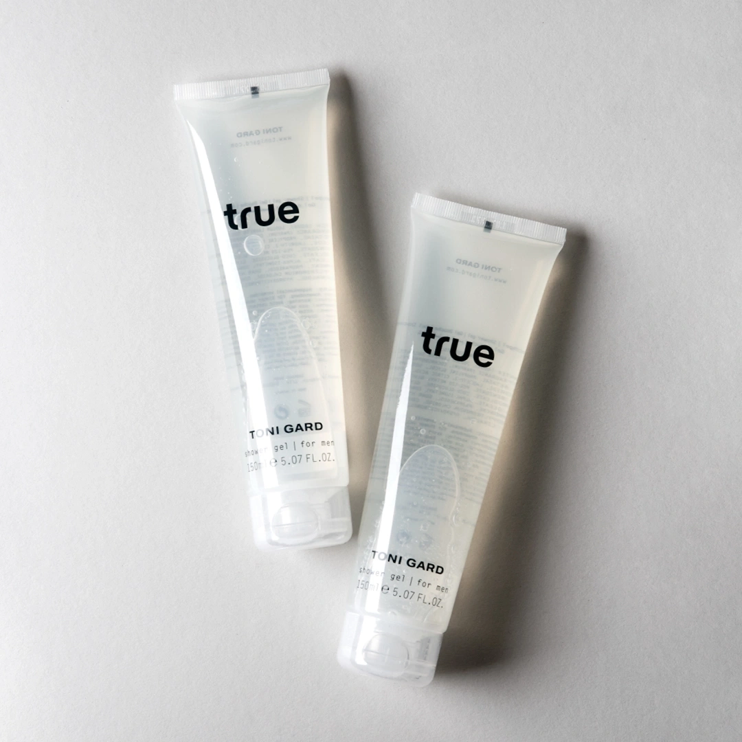 Zwei transparente Duschgel-Tuben mit der Aufschrift 'true' und 'TONI GARD' auf weißem Hintergrund.