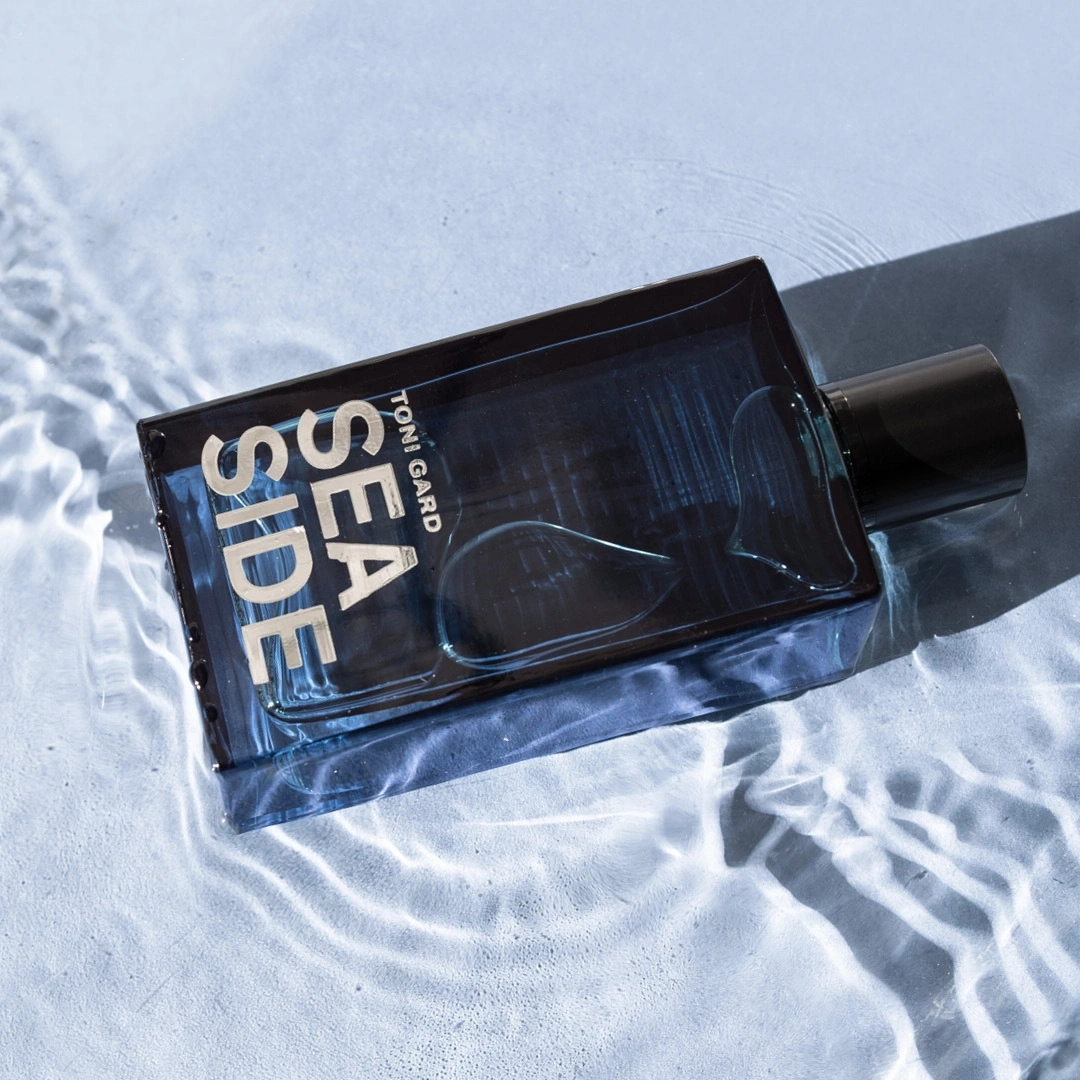 Parfümflasche 'Sea Side' im Wasser, blau, Marke Toni Gard, Produktfoto