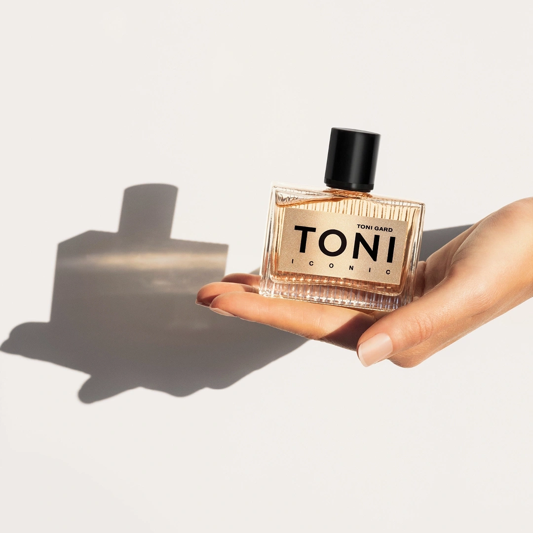 Eine Hand hält ein Parfümfläschchen mit dem Schriftzug TONI ICONIC.