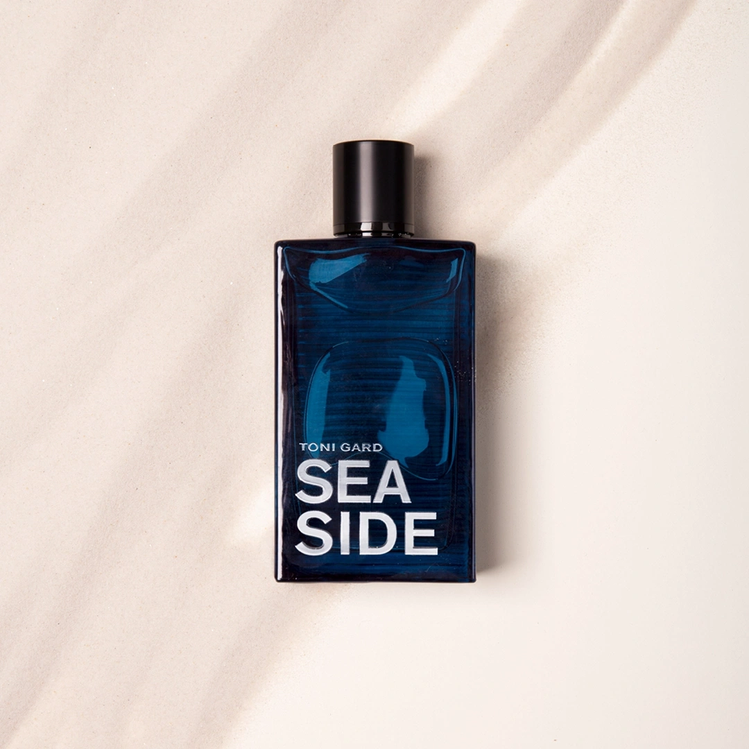 Toni Gard Sea Side Parfümflasche auf Sand, blaues Design, schwarzer Deckel