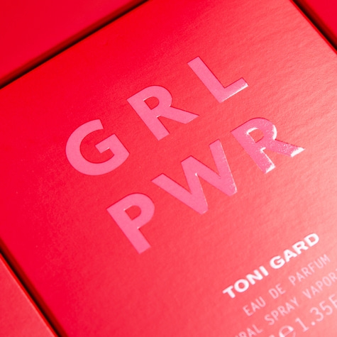 Rote Verpackung mit GRL PWR Schriftzug und Toni Gard Eau de Parfum.