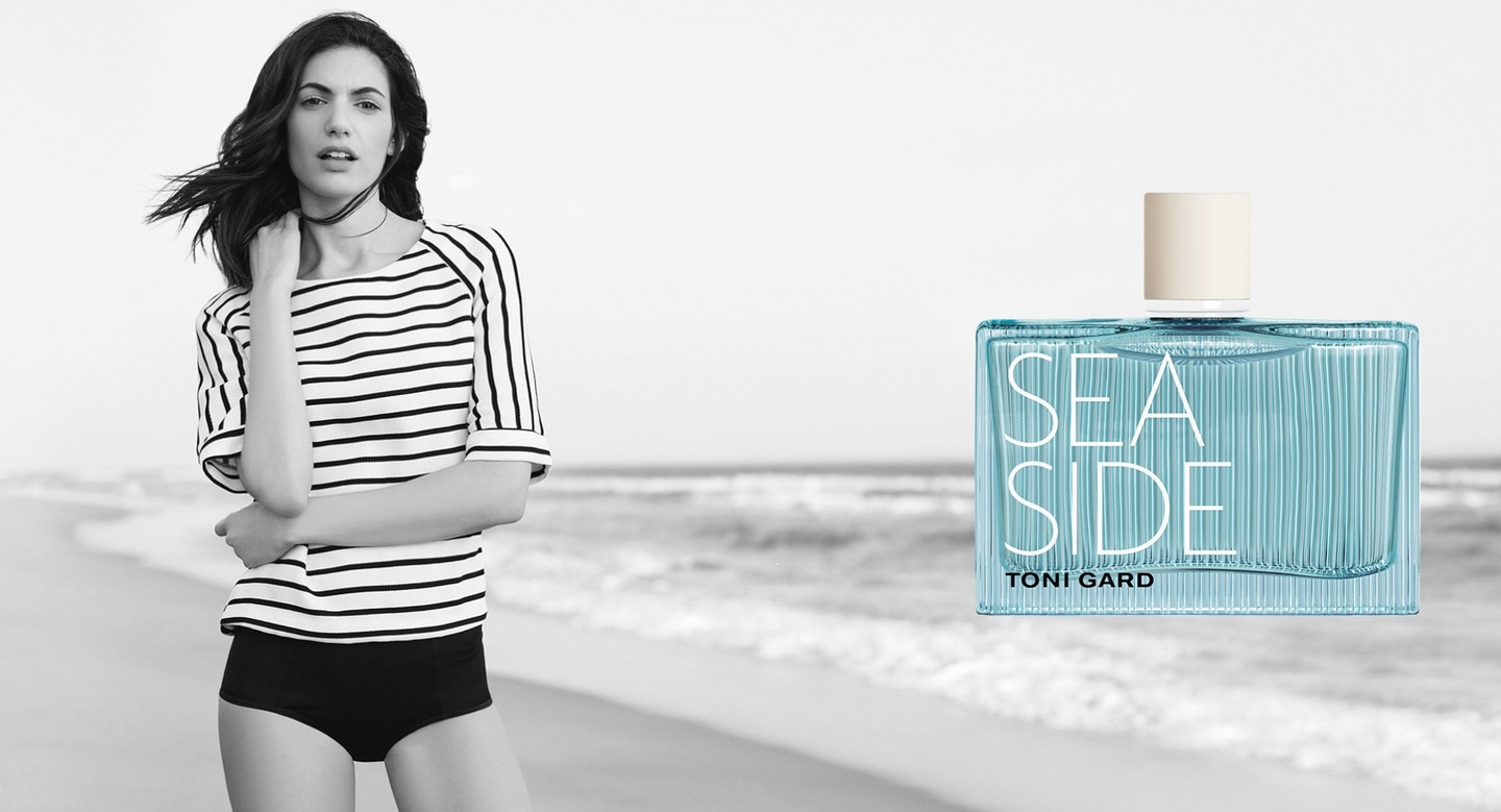 Frau am Strand mit Parfümflasche. Seaside von Toni Gard.