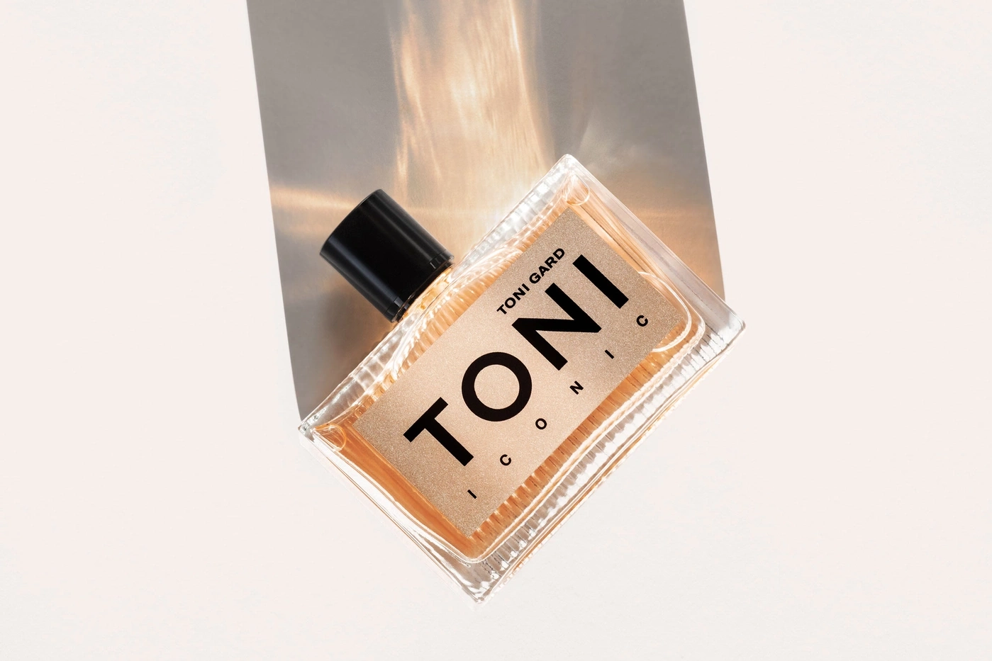 Parfümflasche mit dem Schriftzug TONI! ICONIC auf hellem Hintergrund