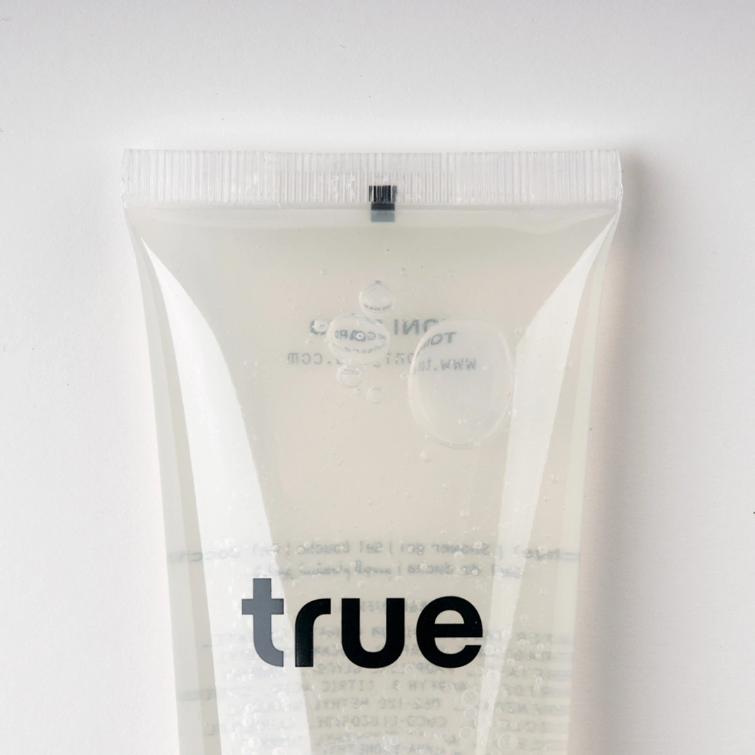 Transparente Tube mit der Aufschrift "true" und Flüssigkeit, Nahaufnahme