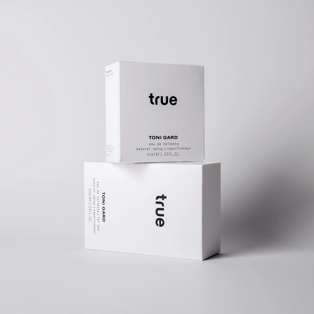 Zwei weiße Parfümboxen mit der Aufschrift "true" und "TONI GARD".